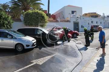 Los bomberos sofocan el incendio de un vehículo en San Juan  (Foto TA)
